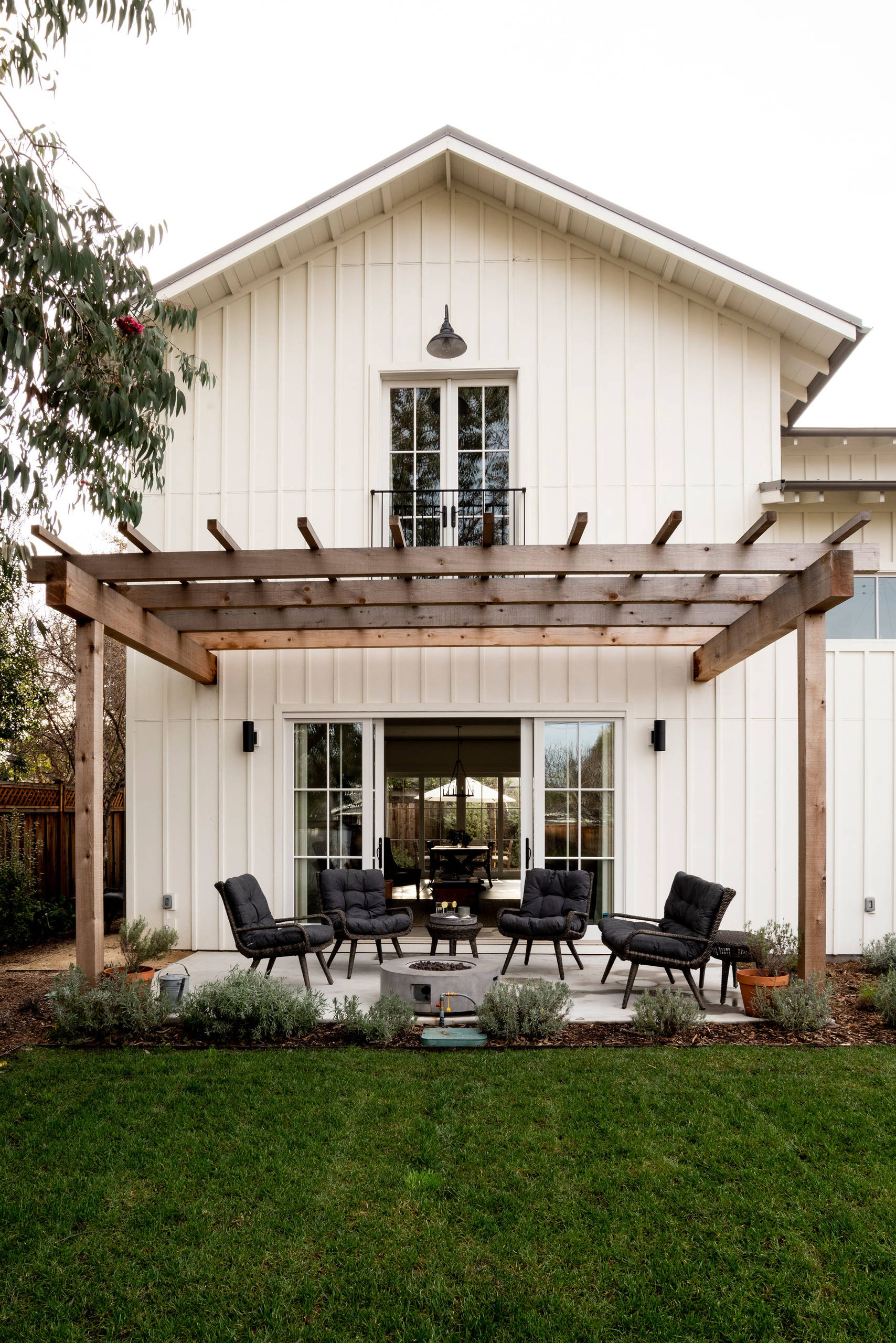 Get’s Farmhouse Backyard Patio Ideas step by step