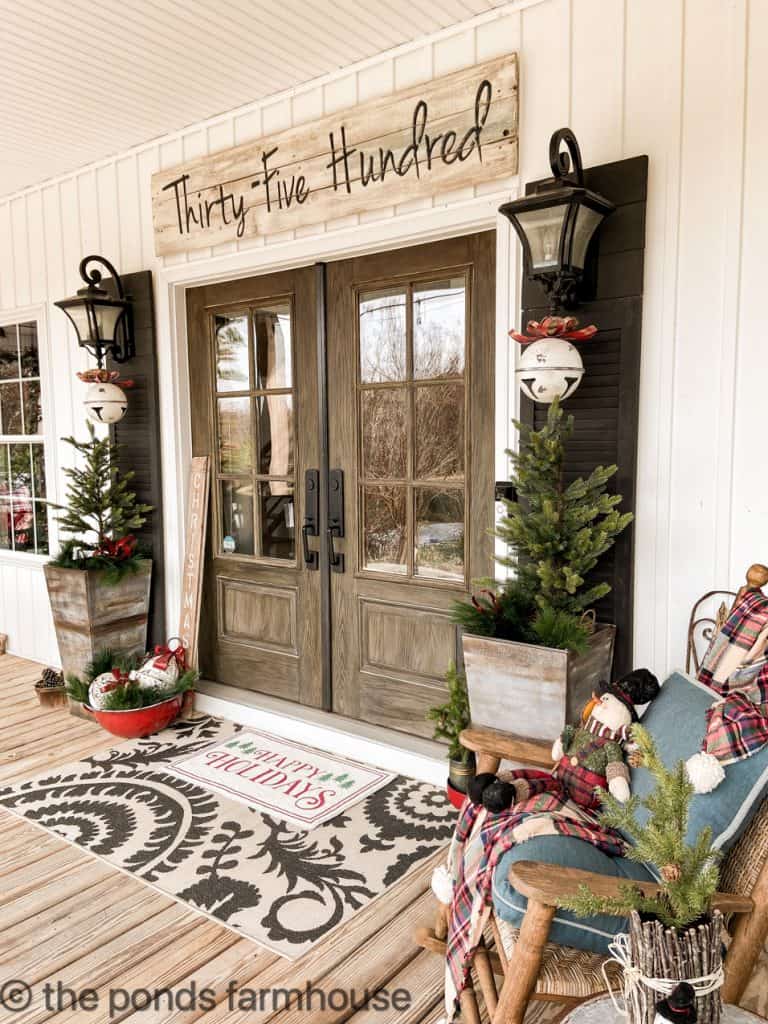 Farmhouse Outdoor Christmas Decorating Ideas & Festive Tips